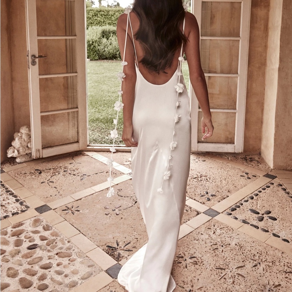 Meshki White Backless Dress - Picture 5 of 5